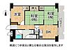 間取り：リビングに大きな窓があり明るい空間です。各居室に収納を設けた使いやすい3DKの間取りです。
