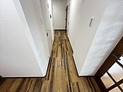 玄関から繋がる廊下スペース。プライバシー空間が保てる間取りとなっています。
