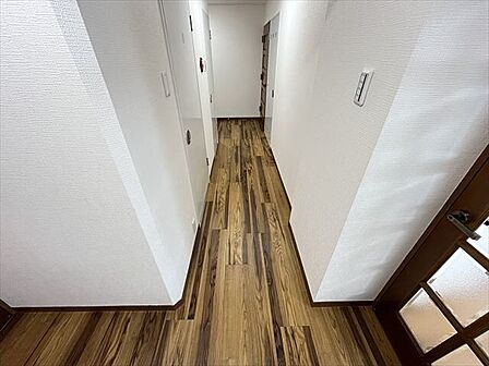 玄関から繋がる廊下スペース。プライバシー空間が保てる間取りとなっています。