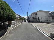 幅員約4.2mの北側前面道路です。車1台が余裕を持って通れる道幅です。