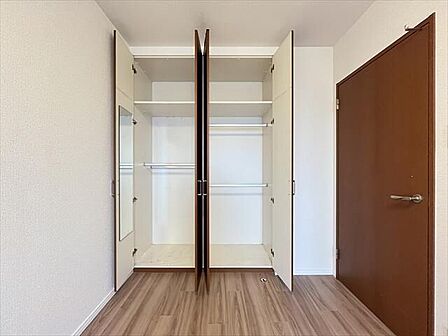 6.2帖洋室:2つに分かれたクローゼットが完備されています。通勤・通学用と、普段着用の洋服を仕舞ったり、使い分けることができますね◎