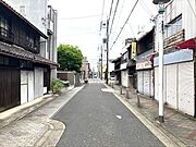 幅員約4mの前面道路です。車1台が余裕を持って通れる道幅です。車はスピードを控えるので事故率の軽減や歩行者も安心して通行できます。（2024年4月26日撮影）