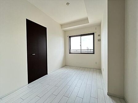5帖中央:角部屋につき、全部屋に窓が付いて明るい空間。収納もしっかり完備されています。