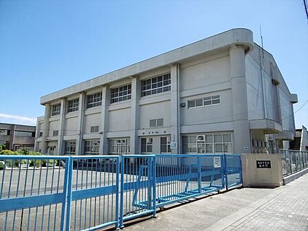 【名古屋市立桜田中学校】【校訓】「明るく つよく おもいやりを」学びを通して、一緒になって考え、笑顔が増え、安心して生活することできるようにしていきたいと考えます。 870m