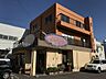 周辺：【シルバースプーン】異国のムードたっぷり！スパイスの入った小瓶が飾られているなど、異国情緒あふれるオシャレな店内で、こだわりの味を楽しめます。テイクアウトもやってます！ 170m