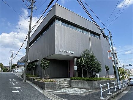 日向さくら保育園大きな地震が来てもビクともしない強固な鉄筋コンクリート造り。高台にあるので津波や水害には安心!大きなホールがあり、雨の日でもたくさん体を動かして遊びます。全館冷暖房完備。 250m
