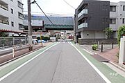 敷地南側の前面道路（東側から）