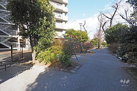 敷地南側の前面通路(西側から)
