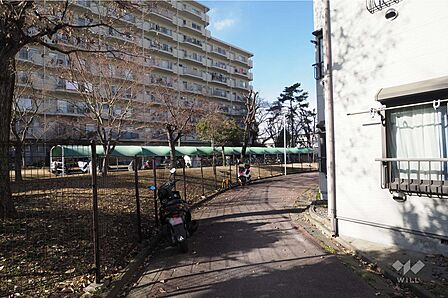 敷地東側の前面通路(南東側から)
