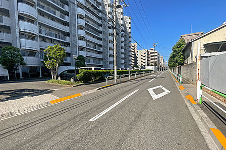 敷地南側の前面道路(東側から)