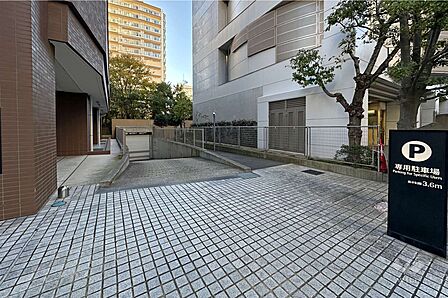 駐車場の出入り口(ゲート付き)