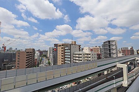 高速道路よりも住戸位置が高いため、日当たり・眺望ともに良好です。