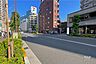 その他：敷地の南側前面道路は赤羽並木通りです（西側から）。