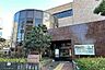 周辺：氷川図書館の外観