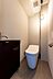トイレ：手洗いカウンター付きのトイレは、来客時にも使いやすい仕様です。落ち着いた内装で、毎日気持ちよく使える清潔感のある空間です。すっきりした印象です。