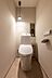 トイレ：無駄を省いたミニマルな意匠が美しいトイレ空間。ペンダントライトや小物使いまで丁寧に整え、限られた空間にも上質さが感じられる仕上がりです。