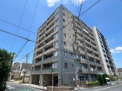 外観:1999年築のマンションです。角地のため、本物件住戸も日当たりが良好。駅やスーパー、コンビニも近く、周辺環境が充実した立地です。 外観:1999年築のマンションです。角地のため、本物件住戸も日当たりが良好。駅やスーパー、コンビニも近く、周辺環境が充実した立地です。