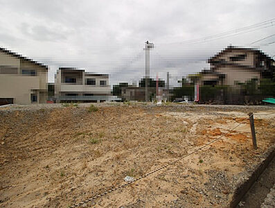 外観：現地外観写真になります。　角地の為、採光・通風良好です。　建築条件が無いのでご自身で　素敵なお家を建築してみませんか？