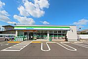 ファミリーマート鶴市明見店