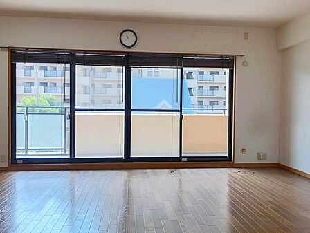 南に全面ワイドに面するLDK。とても明るいです。