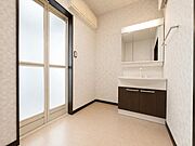朝の身支度が慌ただしくなりがちなご家庭に嬉しい広々洗面室です♪