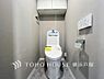 トイレ：【Toilet】いつまでも清潔な空間であって頂けますように、目に留まるだけではなく、汚れをふき取り易いフロアと壁紙をチョイス致しました。洗浄便座になっておりますので、とても清潔にご使用いただけます。