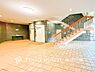 エントランス：【Entrance】足を踏み入れると静穏な時間が流れるエントランスホール。心やすらぐ憩いのスペース。ゆったりと寛ぎながら、思い思いの時間を過ごせる空間です。