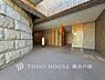 エントランス：【Entrance】お客様をお迎えする玄関は落ち着いた雰囲気。帰り着くたびに洗練されたテイストの空間に迎えられ誇りと喜びを感じる玄関まわりです。