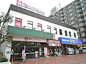 ＪＲ根岸線「根岸」駅前にある便利なスーパー。100円ショップDAISOやHACが併設しており、お仕事帰りのお買い物にも便利です。