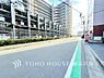 周辺：【Frontal road】周辺に建ち並ぶ邸宅も、それぞれに個性がありながらも全体的に瀟洒な雰囲気を醸し出している邸宅街の一角。