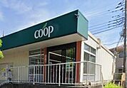安心を食卓へ届けるサステナブルなライフ・ハブ。生産者の想いを感じる新鮮な素材が、地域に根ざした温かなホスピタリティと共に、家族の健やかな毎日を支えます。