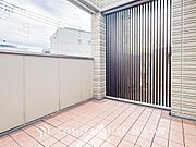 【オープンロッジ】テーブルを置いてもゆとりのある幅の広いバルコニー。穏やかな景色を楽しみながらティータイムを楽しむのも至福のひと時ですね。