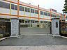 周辺：海老名駅近くに位置する、歴史ある私立幼稚園です。園庭には滑り台や砂場などの遊具が設置されており、子供たちが元気いっぱいに遊べる環境です。遊びを中心とした活動を通じて、豊かな感性や創造力を育んでいます。