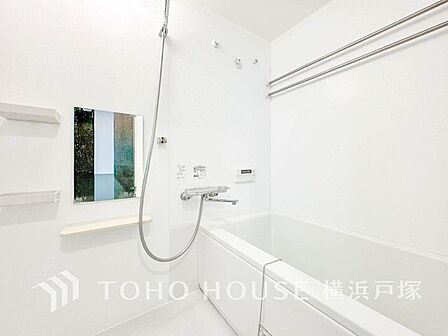 【Bathroom】上質が感じられるカラーリングで、清潔な空間美を実現。一日の疲れが癒される優雅なバスタイムを堪能できるゆとりあるバスルームです。