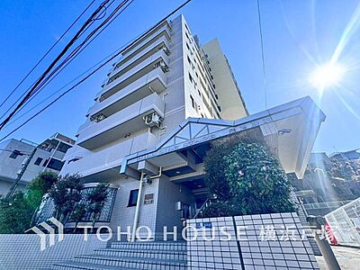 外観:【Appearance】爽やかな青空の下に贅沢なほどに降り注ぐ陽光、豊かな居住性と、クオリティが見事に調和した住空間は、住まうことの喜びを感じさせてくれます。 外観:【Appearance】爽やかな青空の下に贅沢なほどに降り注ぐ陽光、豊かな居住性と、クオリティが見事に調和した住空間は、住まうことの喜びを感じさせてくれます。