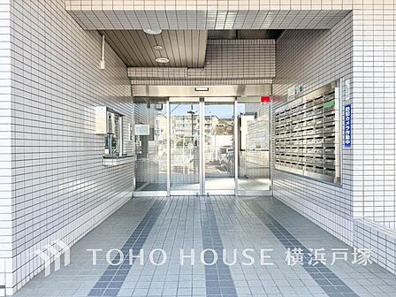 【Entrance】上品で清潔感があるエントランスは住人やゲストを迎え入れ、そして送り出す場にふさわしい上質な空間です。プライベート感が高まるシックな装いのエントランス。