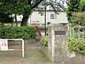 周辺：住宅街に位置する開放感ある公園です。すべり台やブランコ、鉄棒などの遊具がバランスよく揃い、広場では子どもたちがのびのびと遊べます。地域の方々の憩いの場として親しまれています。