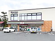 24時間営業のコンビニ。ATMや各種支払いに対応し、日常の買い物やちょっとした用事に立ち寄りやすい店舗です。