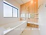 浴室：【Bathroom】1日の疲れを癒すバスルームは、心地よいリラックスを叶える清潔感溢れる美しい空間です。心からゆったりと寛いでいただけるよう、ゆとりのスペースを確保してます。