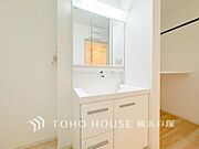 【Powder room】使いやすさとデザイン性を兼ね備えた洗面台。収納スペースも豊富で、毎日の洗面がスムーズで快適に。
