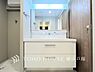 洗面：【Powder room】洗面化粧台にも収納スペースを設ける事により、散らかりやすい洗面スペースをスッキリ保てます。