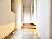 【Entrance】清潔感溢れる玄関がお出迎えする本邸宅の物語は、ここから始まる日常を期待させます。この場所には「希望」と「優越」で包み込んでくれる「特別」な空間があります。