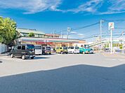 セブンイレブン茅ヶ崎緑が浜店(500m)飲食料品や生活雑貨を取り揃え、周辺住民や通勤・通学者に便利なサービスを提供しています。ATMや宅配便受付などもあり、地域の暮らしをサポートしています。