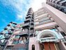 外観：【Appearance】スタイリッシュな外観が魅力のマンションです。開放的なバルコニーで、家族の笑顔が弾む毎日を。