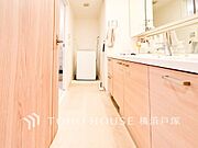 【Powder room】落ち着いた空間を演出するカラーと、ゆったり落ち着いてお使い頂ける広さが魅力のパウダールーム。居室からも独立しており、プライベート空間を保ちます。(AIによる家具けし加工済み)