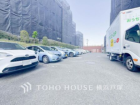 「Car space」ゆったりとした駐車スペースを確保いたしましたので、大きめのお車でも駐車可能です。空き状況はご確認ください