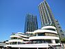 周辺：海からのさわやかな風を感じながらショッピング、グルメを楽しめるスポット。