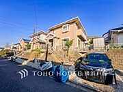 【Appearance】堂々たる趣ながら、主張し過ぎずどこか余裕を感じさせるシャープなフォルムで佇む邸宅は、晴天の空と照らし合わせる事で、本来あるべき完成形の姿を見せてくれます。