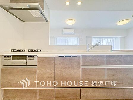 「Kitchen」内装の主役でもあり、日常活躍する重要な水回りでもあるからこそ機能性・デザイン性に力を入れております。お手入れのしやすいシステムキッチンを採用しております。