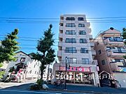 【Appearance】穏やかな風と陽光を導き、プライバシーに配慮された設計プランを採用し、居住性を一段と心地よいものにしています。周辺環境とのコラボレーションにより明るく開放的な空間を演出。